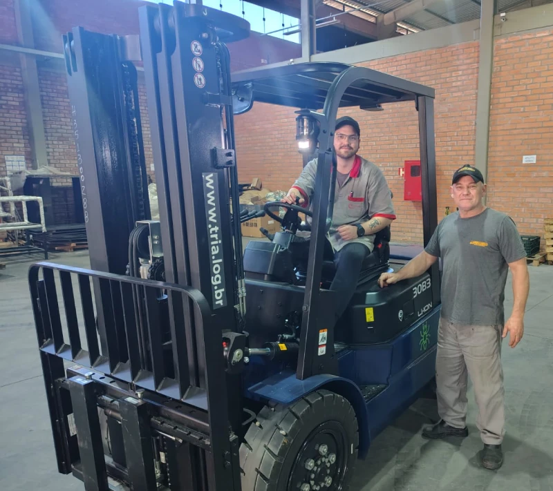 Técnico da Moscarelli fazendo manutenção em uma empilhadeira dentro de um galpão